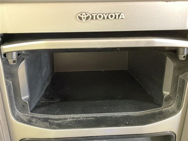 こちらトランクの写真になります。個人差はありますが、車両の大きさの割に、比較的大きめに作られている印象です。沢山荷物を積み込んで、皆でドライブに行ったら、楽しい思い出がたくさんできそうですね！