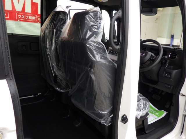 当店では専任のメカニックが大切なお客様のお車を一台一台丁寧に整備いたします。自社認証工場にてリフトアップし下回りまでキッチリ検査いたします。