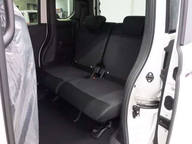 当店では専任のメカニックが大切なお客様のお車を一台一台丁寧に整備いたします。自社認証工場にてリフトアップし下回りまでキッチリ検査いたします。