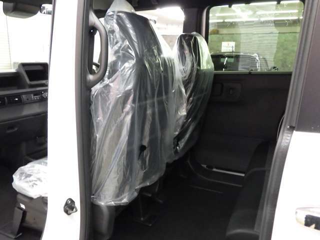 当店では専任のメカニックが大切なお客様のお車を一台一台丁寧に整備いたします。自社認証工場にてリフトアップし下回りまでキッチリ検査いたします。