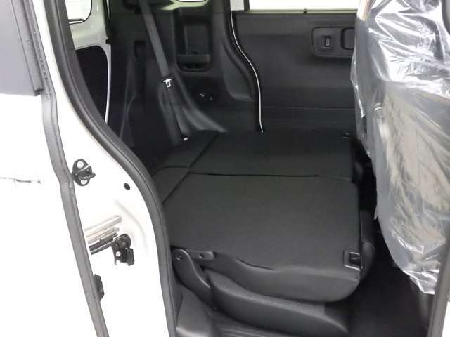 当店では専任のメカニックが大切なお客様のお車を一台一台丁寧に整備いたします。自社認証工場にてリフトアップし下回りまでキッチリ検査いたします。