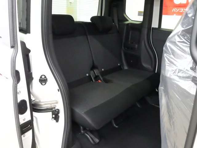 当店では専任のメカニックが大切なお客様のお車を一台一台丁寧に整備いたします。自社認証工場にてリフトアップし下回りまでキッチリ検査いたします。