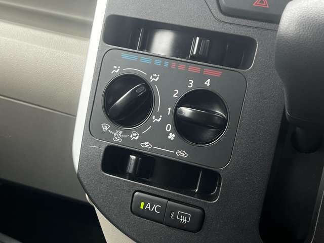 車内の温度調整も簡単操作のマニュアルエアコン♪