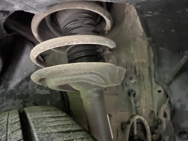 お車を安心してお乗りいただく為には、足回りの定期点検が欠かせません。サービスサポート（有償保証）では無料点検もご提供しており、安心のカーライフをお過ごしいただけるサポート体制が整っています。