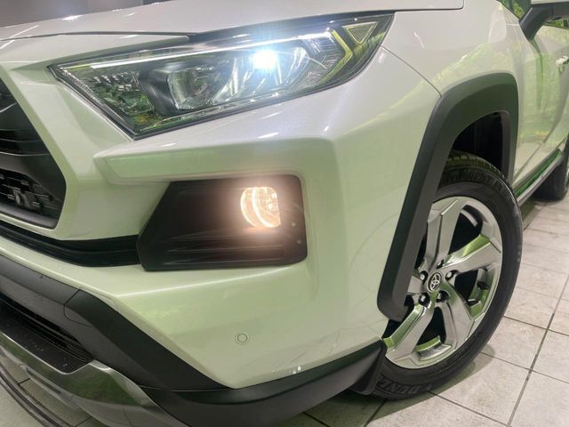 【LEDヘッドライト】悪天候や夜間走行時も良好な視界を確保し安心して運転できる高輝度LEDヘッドライトを装備！点灯速度が早く、消費電力も抑えられています。