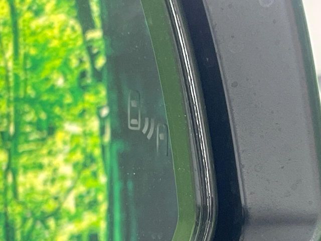 【ブラインドスポットモニター】走行中、ドアミラーの死角になりやすい箇所に後続車が接近するとサイドミラーのレンズに警告を表示！ドライバーに注意喚起をしてくれます。