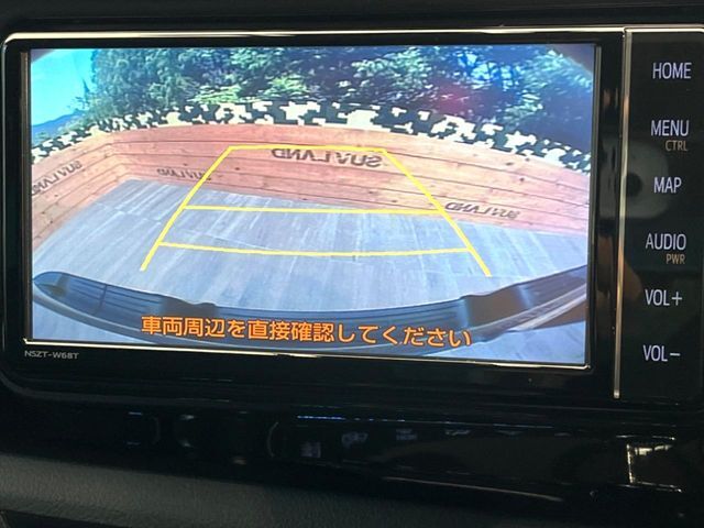 【バックカメラ】駐車時に後方がリアルタイム映像で確認できます。大型商業施設や立体駐車場での駐車時や、夜間のバック時に大活躍！運転スキルに関わらず、今や必須となった装備のひとつです！