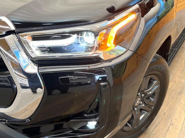 【LEDヘッドライト】悪天候や夜間走行時も良好な視界を確保し安心して運転できる高輝度LEDヘッドライトを装備！点灯速度が早く、消費電力も抑えられています。
