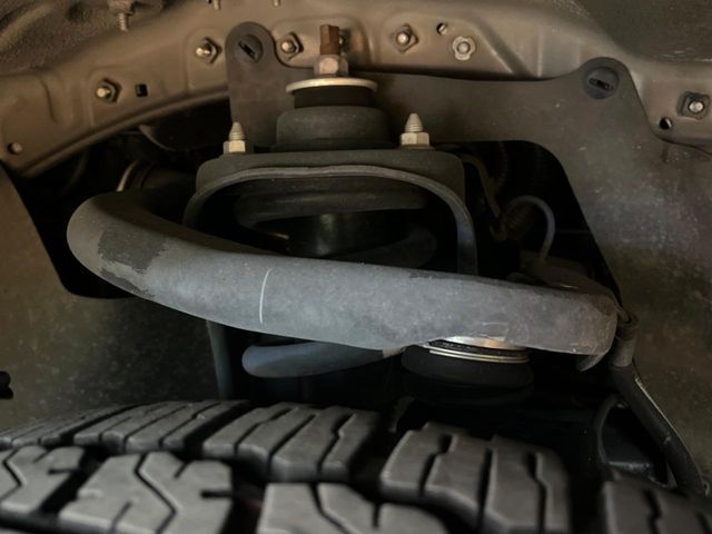 お車を安心してお乗りいただく為には、足回りの定期点検が欠かせません。サービスサポート（有償保証）では無料点検もご提供しており、安心のカーライフをお過ごしいただけるサポート体制が整っています。