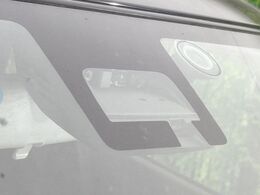 【スズキ　セーフティサポート】走行中に前方の車両等を認識し、衝突しそうな時は警報とブレーキで衝突回避と被害軽減をアシスト。より安全にドライブをお楽しみいただけます。