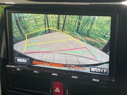 【バックカメラ】駐車時に後方がリアルタイム映像で確認できます。大型商業施設や立体駐車場での駐車時や、夜間のバック時に大活躍！運転スキルに関わらず、今や必須となった装備のひとつです！