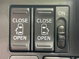 【両側パワースライドドア】スマートキーや運転席のスイッチで後席両側スライドドアの開閉が可能♪電動だから力を入れてドアを開ける必要が無く、小さなお子様でも簡単に開け閉めでき快適です♪