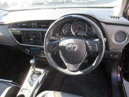 視界が広く、インパネシフトですっきりとした空間が運転がしやすく居心地が良い運転席です。