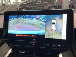 【パノラミックビューモニター】専用のカメラにより、上から見下ろしたような視点で360度クルマの周囲を確認することができます☆死角部分も確認しやすく、狭い場所での切り返しや駐車もスムーズに行えます。