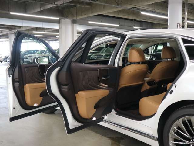 ご納車前のボディガラスコーティングも専門の業者が常駐しておりクオリティの高いコーティングを低価格にてご提供しております♪