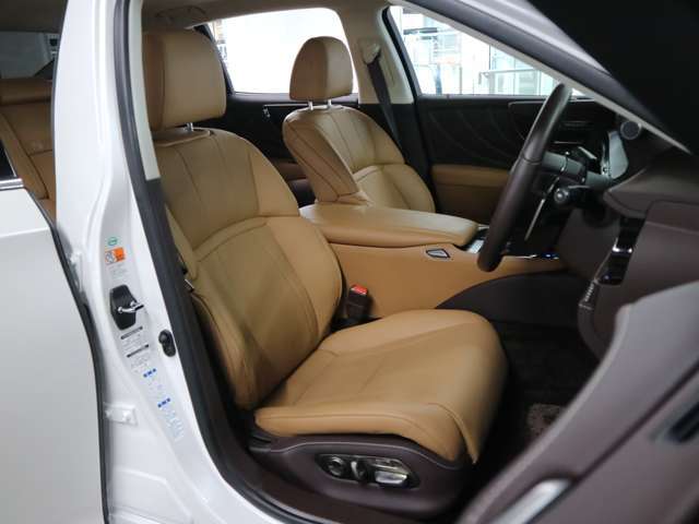 当社販売担当者、仕入担当者、リフトに持ち上げ車検検査員による下廻りチェックをクリアした高品質車を展示しております。