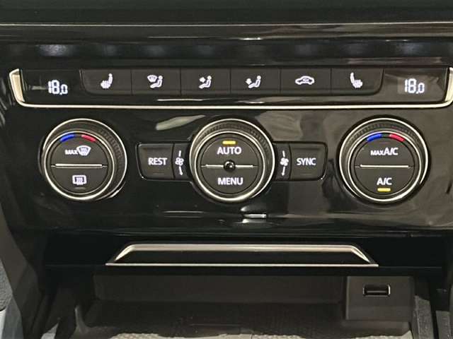 LIBERALAでは多種多様の車種をご用意させていただいております。お客様がご納得いくまで、そのお車の持つ特性を五感すべてで感じ取っていただける場をご提供します。