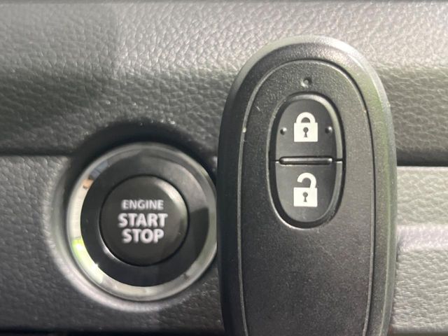 【キーレススタートシステム】カバンやポケットに入れたままでもドアの施錠・解錠が可能なスマートキーを装備。エンジンのオン・オフ時もカギを取り出す必要が無いからとっても便利です♪
