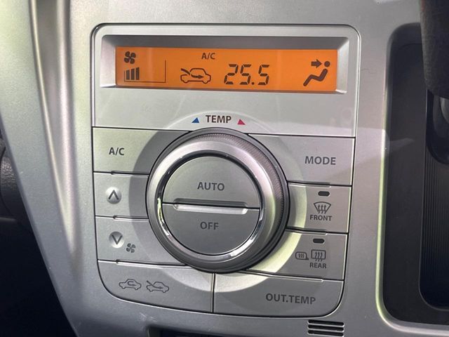 【オートエアコン】一度お好みの温度に設定すれば、車内の温度を検知し風量や温度を自動で調整。暑い…寒い…と何度もスイッチ操作をする必要はありません。快適な車内空間には必須の機能ですね♪