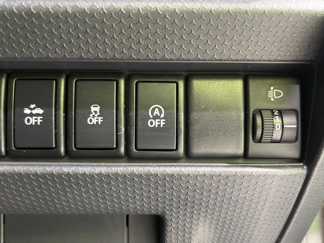 【アイドリングストップ】赤信号や渋滞で停車した際にエンジンを停止し、無駄な燃料の消費を抑えます。燃費向上や環境保護につなげる機能♪エンジンはブレーキを離せば再始動します。