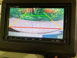 【バックカメラ】駐車時に後方がリアルタイム映像で確認できます。大型商業施設や立体駐車場での駐車時や、夜間のバック時に大活躍！運転スキルに関わらず、今や必須となった装備のひとつです！