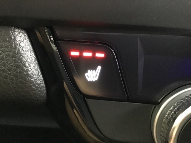 運転席/助手席シートヒーターで寒い日もすぐに温かくなり快適に過ごせます。3段階の温度調整が可能です。