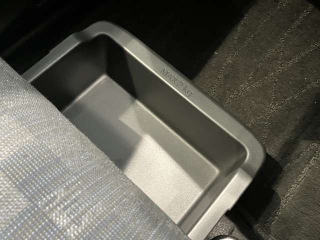 助手席下にも収納スペースあります☆コンパクトなのにたくさん収納があって助かります☆車検証を入れてる方も多い収納スペースです☆