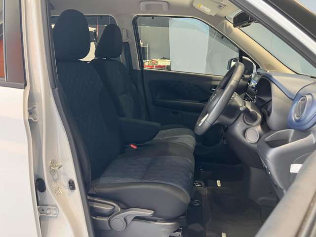 運転席、助手席です。座面も広くゆったりと座れてアームレストも付いているので重宝します。