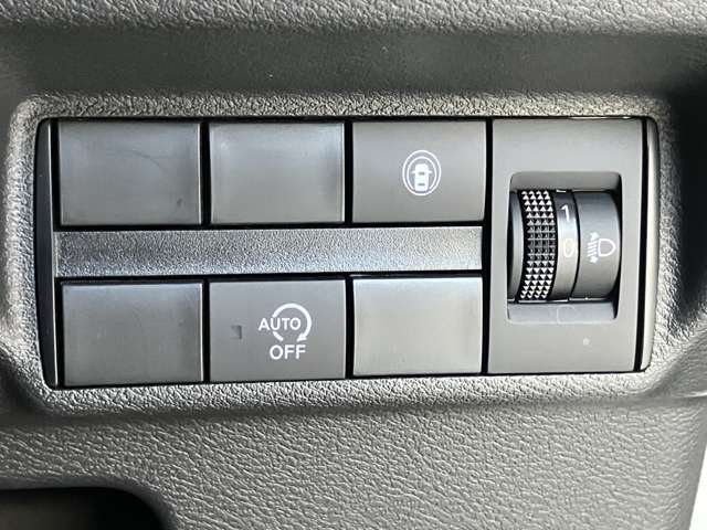 安全装備に関するボタンは運転席周りにまとめて設置されています