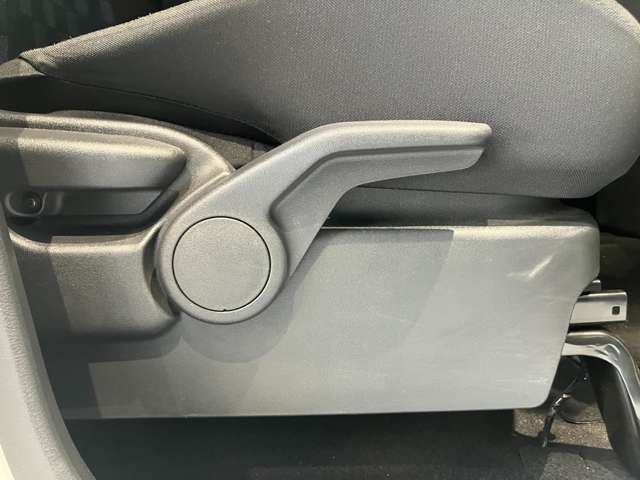 運転席はご自身の適切な運転ポジションへ移動可能なラチェットが付いております。