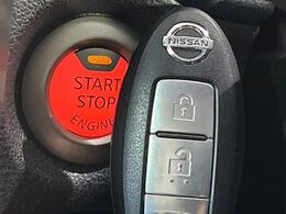 【インテリジェントキー】カバンやポケットに入れたままでもドアの施錠・解錠が可能なスマートキーを装備。エンジンのオン・オフ時もカギを取り出す必要が無いからとっても便利です♪