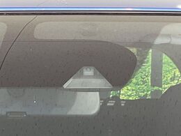 【エマージェンシーブレーキ】走行中に前方の車両等を認識し、衝突しそうな時は警報とブレーキで衝突回避と被害軽減をアシスト。より安全にドライブをお楽しみいただけます。