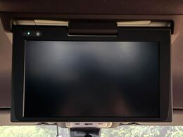 【フリップダウンモニター】大画面モニターで後席でもエンタメをお楽しみいただけます。小さなお子様にも大人気の装備です♪