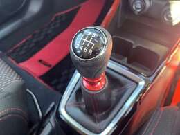 走りの6速マニュアル搭載。思う存分マニュアル車をお楽しみ頂けます。レイル製のリバースノブも付いておりワンポイントのオシャレ効果もございます。シフトの入りも非常にいいのでオススメのお車です。