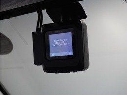 ◆ドライブレコーダー◆映像・音声などを記録する自動車用の装置です。　もしもの事故の際の記録はもちろん、旅行の際の思い出としてドライブの映像を楽しむことができます。