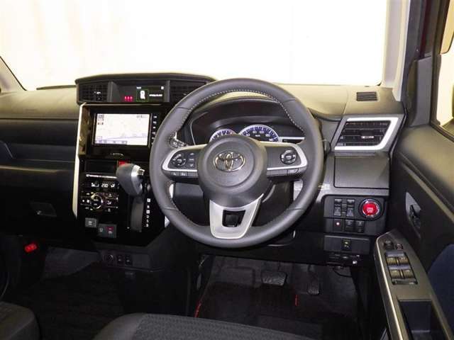 運転の際、常に目にする部分だけにシックで飽きのこないデザインが良いですね。