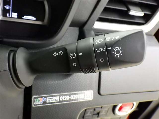 【オートライト】車外の明るさに応じて、自動的にライトの点灯・消灯をしてくれます。