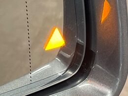 ●ブラインドアシストセンサー：視角からの車を感知し、ドライバーが車線変更を行う際に、警告音と共に注意を促してくれる安全支援機能です！