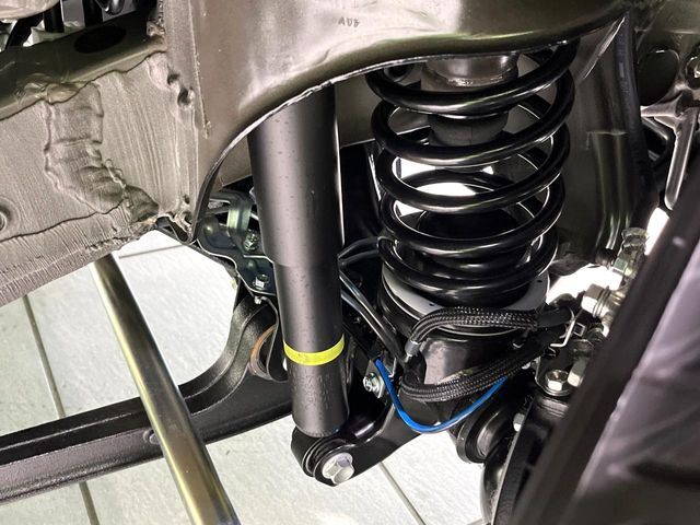 お車を安心してお乗りいただく為には、足回りの定期点検が欠かせません。サービスサポート（有償保証）では無料点検もご提供しており、安心のカーライフをお過ごしいただけるサポート体制が整っています。