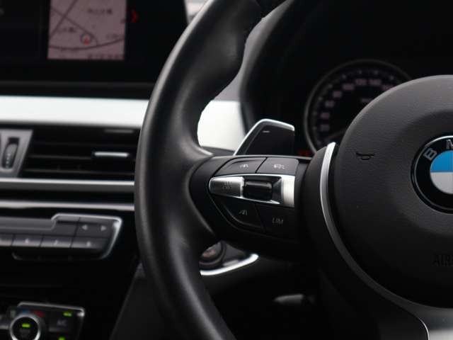 ドライバーが任意で設定した速度をベースに、先行車との車間距離を維持しながら自動で加減速を行い高速走行をサポート。車両停止や再加速も自動で行います