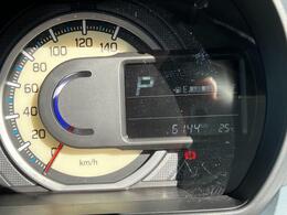 液晶ディスプレイはシフトレバー位置や燃料残量計、警告表示、走行距離などを表示！