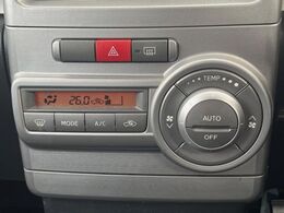 【オートエアコン】一度お好みの温度に設定すれば、車内の温度を検知し風量や温度を自動で調整。暑い…寒い…と何度もスイッチ操作をする必要はありません。快適な車内空間には必須の機能ですね♪