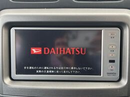 【純正ナビ】人気の純正ナビを装備しております。ナビの使いやすさはもちろん、オーディオ機能も充実！キャンプや旅行はもちろん、通勤や買い物など普段のドライブも楽しくなるはず♪