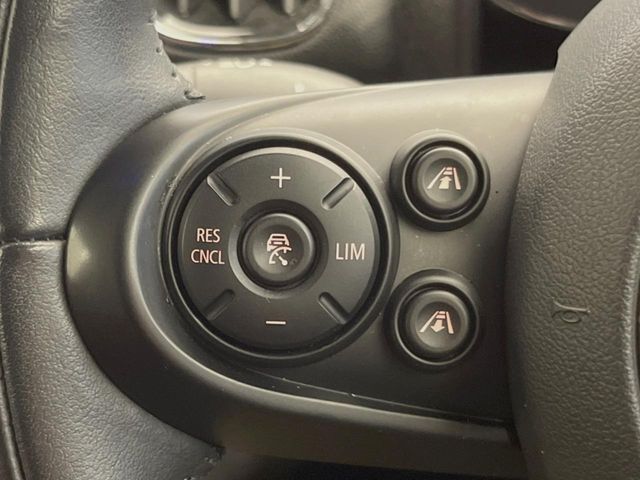 ●レーダークルーズコントロール：前の車との車間距離を一定にとりつつ、一定速度で自動走行してくれる次世代のクルーズコントロール！主に高速道路や自動車専用道路で使用する便利な機能です！