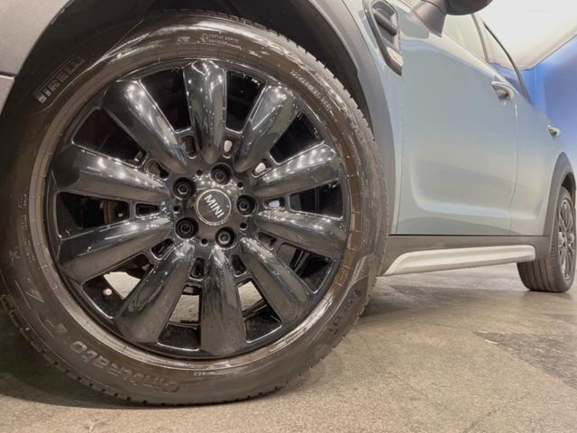 ●純正17インチアルミホイール：輸入車ならではの卓越した走りを支えるホイールと足回りです！日本車の走りに慣れている方にもぜひ体感して頂きたいほど、高いレベルでまとまっています！