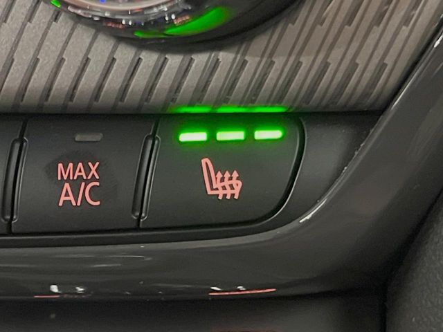 ●フロントシートヒーティング：運転席・助手席共に三段階で調節が可能なシートヒーターを装備しております。季節を問わず快適にご使用いただけます。