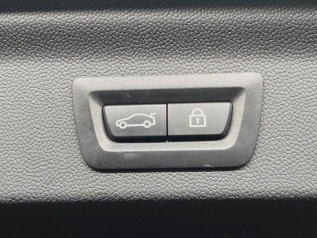 ●電動リアゲート：ワンタッチでリアゲートの開閉ができ、荷物などで両手が塞がっている状態でも簡単に開閉ができる便利機能です。