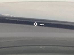 ●ヘッドアップディスプレイ：現在の速度や走行情報をデジタル表示で運転席前方のガラスに投影！運転中、視線をずらさず必要な情報を確認できるのでとっても便利で安心！