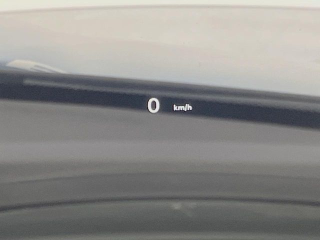 ●ヘッドアップディスプレイ：現在の速度や走行情報をデジタル表示で運転席前方のガラスに投影！運転中、視線をずらさず必要な情報を確認できるのでとっても便利で安心！