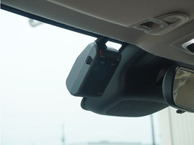 ◆ドライブレコーダー◆映像・音声などを記録する自動車用の装置です。　もしもの事故の際の記録はもちろん、旅行の際の思い出としてドライブの映像を楽しむことができます。